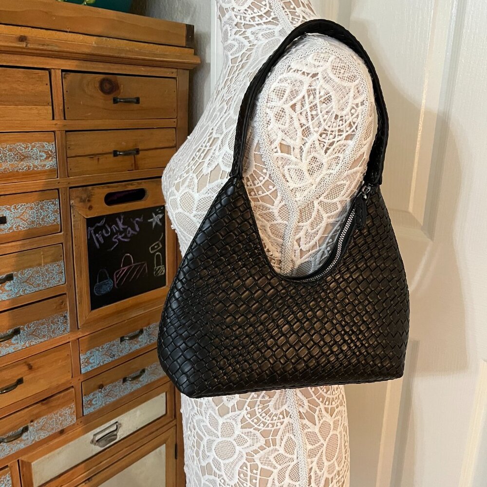 Woven Textured Shoulder Bag in Black - Picture 5 of 11